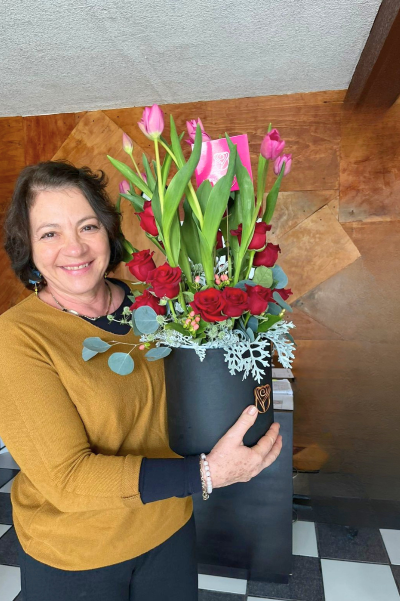 Caja cilíndrica de tulipanes primavera entregada en la zona sur de Puebla.