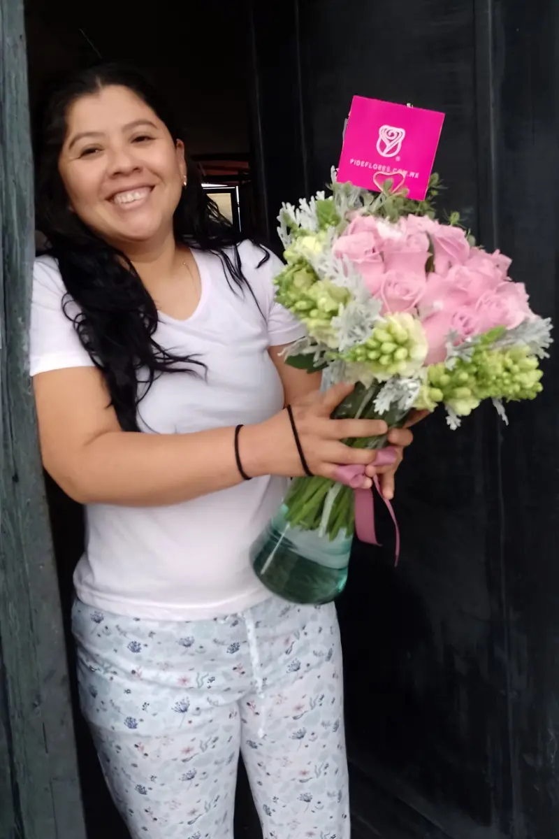 Caja de flores personalizada con detalles entregada por PideFlores en Puebla.