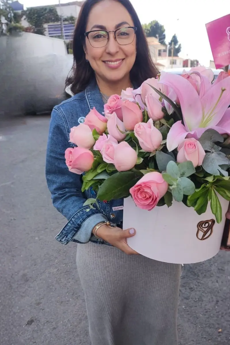 Combinación de rosas y lilies frescas entregadas a domicilio este 2026.