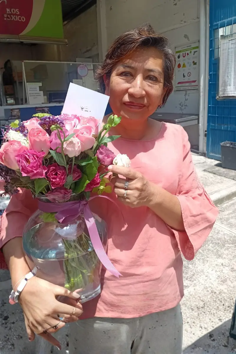 Envío de flores mixtas en Puebla, foto real de entrega exitosa por PideFlores.