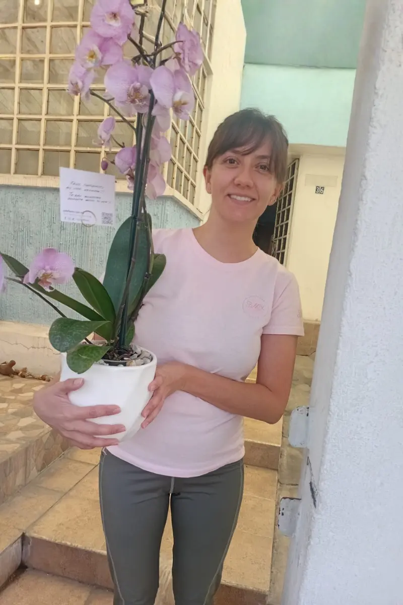 Orquídea blanca de PideFlores entregada en domicilio particular de Cholula.