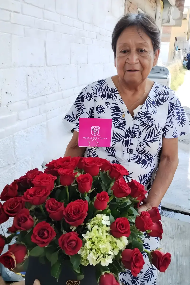 Ramo buchón de rosas rojas premium entregado para celebración en Puebla.