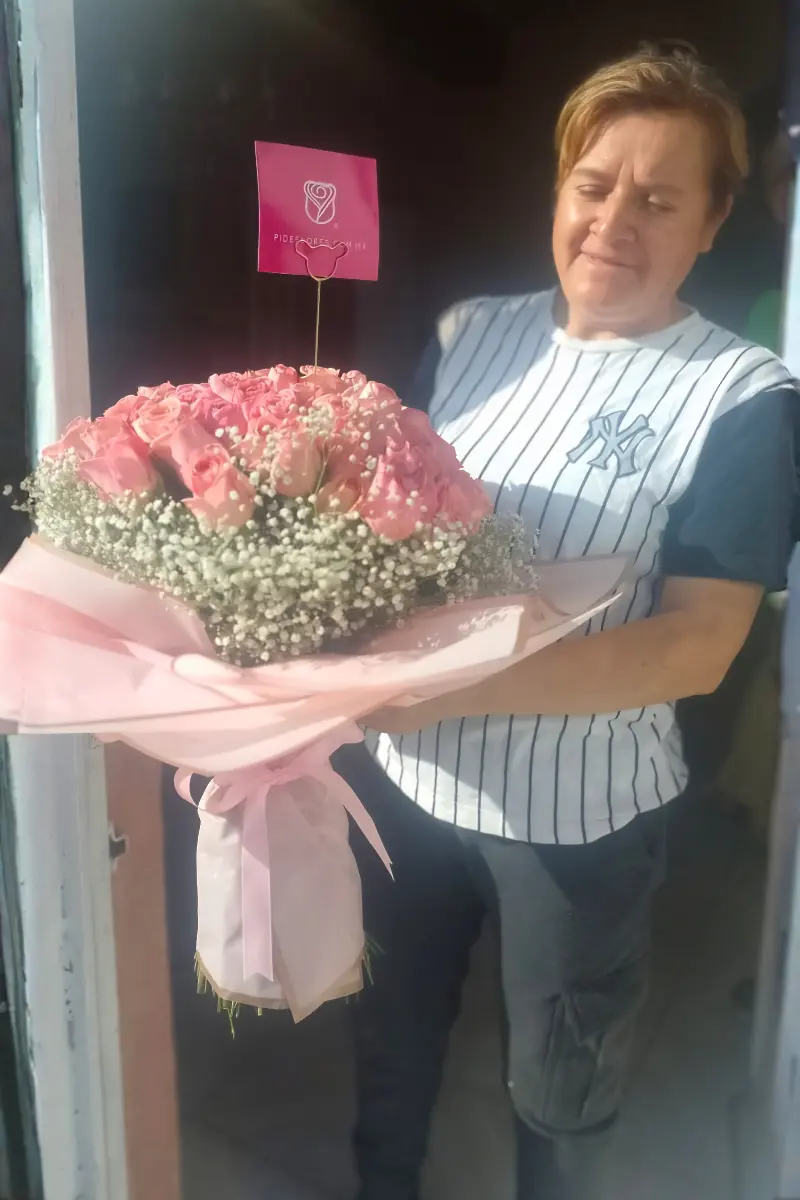 Confirmación de entrega real de rosas blancas y rosas en zona residencial de Puebla.